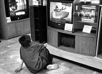 Según un estudio de la UNAM, los niños de 4 a 7 años ven en promedio mil horas de televisión al año. La imagen, en una tienda de la ciudad de México