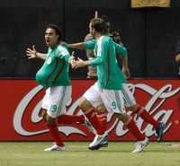 Festejo peculiar del tuzo López, anotador el primer gol que dio el empate momentáneo al equipo mexicano