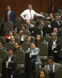 Al fondo, en el centro, el coordinador de la fracción parlamentaria del PRD en la Cámara de Diputados, Javier González Garza, durante la sesión en la cual se aprobó el Presupuesto de Egresos