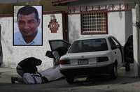El periodista Armando Rodríguez, cuya imagen aparece en la parte izquierda, fue asesinado cuando se preparaba para llevar a sus hijas a la escuela