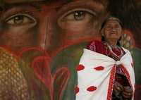 Indígenas tzotziles reciben a los asistentes al Encuentro Latinoamericano por la Verdad y la Justicia que se realiza en Acteal, Chiapas