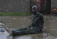 Un soldado gubernamental capturado por los rebeldes tutsis espera para ser interrogado