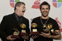 El cantante colombiano Juanes (derecha), multipremiado en los Grammy Latino por la Vida es un ratico y Me enamoro. Lo acompaña el argentino Gustavo Santaolalla