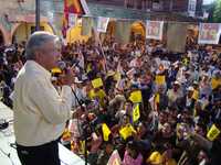 En imagen de archivo, Andrés Manuel López Obrador en su gira por la Romita, Guanajuato   La Jornada
