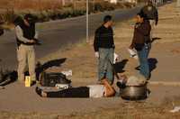Ayer en la mañana fueron encontrados en Ciudad Juárez los cadáveres de dos hombres, a 100 metros de la frontera con EU