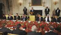 El presidente de Estados Unidos, George W. Bush (al centro), durante una cena de bienvenida que ofreció a los jefes de Estado, entre los que se se encuentra el presidente Felipe Calderón, de México