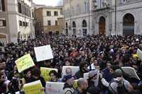 Miles de estudiantes se congregaron frente al Parlamento italiano para protestar por el recorte de fondos para la investigación científica así como para la formación artística y musical, decidido por el gobierno de Silvio Berlusconi
