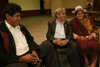 Fidel Surco y Leonida Zurita, líderes bolivianos, acompañados del embajador Jorge Mancilla (en el centro)