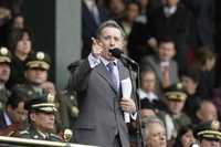 El presidente colombiano, Álvaro Uribe, captado el pasado día 12 en una ceremonia en una academia militar en Bogotá