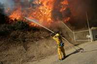 Unas 9 mil hectáreas han sido arrasadas por los incendios que azotan el sur de California. La imagen, en el condado de San Bernardino