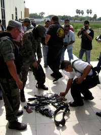 Efectivos del Ejército Mexicano revisan las armas de los policías de Matamoros, Tamaulipas, que por segunda vez en el año están bajo investigación por probables vínculos con el crimen organizado