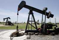 Campo petrolero cerca de Baytown, Texas