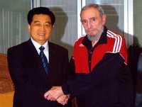 El presidente chino, Hu Jintao, y el ex mandatario cubano Fidel Castro, durante la reunión que sostuvieron ayer. En el encuentro, según la agencia Xinhua, "coincidieron en el análisis de la compleja situación internacional"