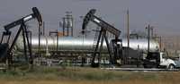 Extracción petrolera en un campo de Chevron en Coalinga, California