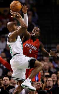 Rodney Stuckey, de Pistons de Detroit, bloquea a Ray Allen de Celtics de Boston, ayer