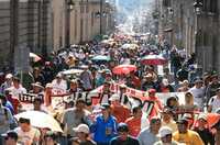 Miles de maestros marcharon en Morelia rumbo al palacio de gobierno, donde celebraron un mitin para exigir que se suspenda la aplicación de la ACE en el estado