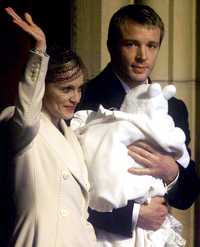 En foto de archivo, Madonna y Guy Ritchie a la salida de la ceremonia de bautismo de su hijo Rocco, en 2000. Hoy están oficialmente divorciados, tras ocho años de matrimonio