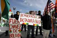 Manifestación contra Morales frente a la sede de la Organización de Estados Americanos en la capital de Estados Unidos