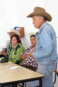 El líder comunero Marcos Paz Calvillo, derecha, quien desde hace más de 30 años ha defendido al lago Zirahuén, en Michoacán, ha sido víctima de amenazas. En la imagen, durante una asamblea