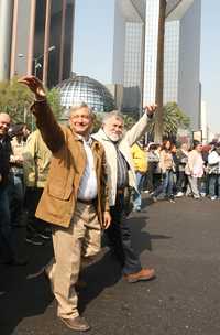 López Obrador y Alejandro Encinas durante la marcha de ayer del Ángel de la Independencia a Bellas Artes