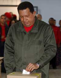 El opositor Manuel Rosales (en la primera imagen) se perfilaba como candidato ganador a la alcaldía de Maracaibo. A su vez, el presidente Hugo Chávez afirmó que "se ratifica el camino democrático. No la democracia de antes, una democracia de élite, restringida"