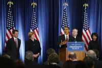 El presidente electo Barack Obama anunció a su equipo de política económica durante una conferencia de prensa. De izquierda a derecha Timothy Geithner, Christina Romer, Larry Summers (a espaldas de Obama) y Melody Barnes