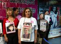 Durante el sexenio del ex presidente Vicente Fox Quesada 6 mil mexicanas fueron ultimadas. En la imagen, familiares de torturadas y asesinadas, en el foro Balance ciudadano . El acto se llevó a cabo en la Cámara de Diputados en noviembre de 2004