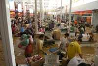 Pobladores del estado brasileño de Santa Catarina damnificados por las lluvias saquean un supermercado en valle de Itaijí
