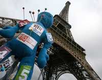 Protesta con un muñeco al estilo vudú de trabajadores franceses de los medios electrónicos públicos frente a la torre Eifel