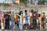 Cerca de la medianoche del lunes comenzó la protesta de internos en el penal de Villahermosa, Tabasco, donde salieron a relucir piedras, disparos de armas de fuego y pancartas de presos que exigieron trasladar a otro penal a dos presuntos zetas