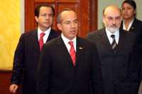 César Nava y Luis Felipe Bravo acompañan al presidente Felipe Calderón al anunciar cambios