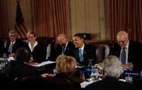 El presidente electo, Barack Obama (al centro) y el vicepresidente electo, Joe Biden, en la reunión celebrada en Chicago con integrantes del equipo económico, donde figuran Paul Volcker (derecha), Robert Rubin (izquierda) y Jennifer Grandholm