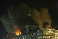 El hotel de cinco estrellas Taj se incendia en sus pisos superiores tras enfrentamientos entre la policía y un comando musulmán