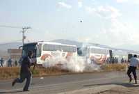 Durante la marcha, los estudiantes secuestraron más de 20 autobuses, por lo que comenzó la intervención de la policía, la cual golpeó a los manifestantes conforme bajaban del transporte