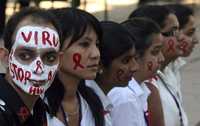 Estudiantes universitarios de Chandigarh, India, participan en una campaña para sensibilizar a la población respecto del sida, ayer