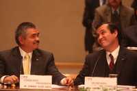 El consejero presidente Leonardo Valdés y el secretario ejecutivo del IFE, Edmundo Jacobo Molina, durante la sesión ordinaria realizada ayer