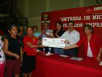 En el salón social de la ciudad de Tierra Blanca, Veracruz, se entregaron créditos que desde 2005 el gobierno que encabeza Fidel Herrera Beltrán ha concedido a las mujeres de los municipios del estado