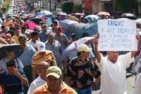 En Guerrero, integrantes de la Coordinadora Estatal de Trabajadores de la Educación marcharon para agradecer a la población su apoyo y tolerancia durante la movilización que mantuvieron contra la alianza educativa
