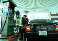 En la aplicación del aumento semanal número 28, Hacienda determinó excluir del alza a la gasolina Premium, pero la medida no es suficiente, reclaman empresarios del sector