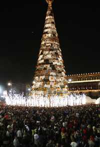 El árbol de Navidad de 50 metros de alto que está en el Zócalo