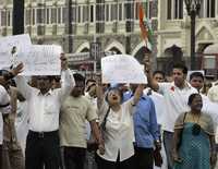 Ciudadanos protestan en Bombay contra el gobierno indio por su incapacidad para prevenir atentados.