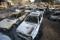 Decenas de vehículos han sido incendiados durante los tres días de violencia en la ciudad de Jos. Según la Cruz Roja, más de 10 mil personas han huido para evitar los encontronazos