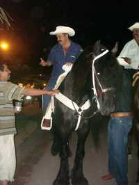 Hilario Ramírez, edil de San Blas, Nayarit, cuando tomó posesión del cargo, montado en un caballo pura sangre de $2 millones