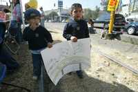Un par de niños muestran su dibujo en contra de la construcción de un paso a desnivel en el cruce de las calles Ferrocarril de Cuernavaca y Ejército Nacional