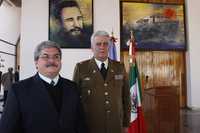 El embajador de Cuba en México, Manuel Aguilera de la Paz, y el teniente coronel Luis Molina Montes de Oca, durante el festejo del 52 aniversario de la llegada del Granma a Cuba, en la embajada de la isla en México