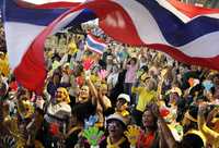 Opositores que tomaron el aeropuerto internacional de Bangkok celebran la decisión del Tribunal Constitucional contra el oficialismo