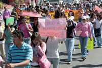 Cientos de normalistas de Oaxaca marcharon ayer en protesta por el arresto de varios compañeros durante una manifestación el pasado 27 de noviembre en Michoacán, que fue repelida por policías de este último estado
