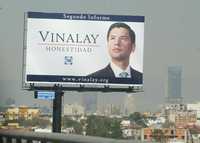 Uno de los anuncios espectaculares que promueven la imagen del diputado del PAN Alfredo Vinalay fue colocado en el tramo del Periférico correspondiente a la delegación Benito Juárez