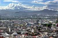 Vista desde la Torre Latinoamericana de los volcanes Popocatépetl e Iztaccíhuatl, un día de julio con baja contaminación