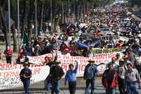 Maestros de al menos 10 entidades participaron en la marcha que se efectuó ayer en la ciudad de México